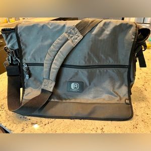 Kenneth Cole Reaction messenger/laptop bag Excellent condition- pockets galore!!